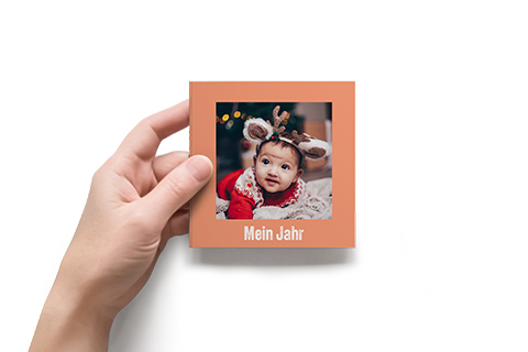 hände halten ein a5 fotobuch