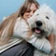 thumbnail Hund und Mensch interagieren mit ihm
